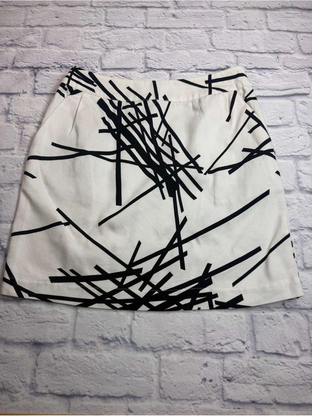 Tori Richard Honolulu Black & White Abstract Print Mini Skirt. Size 8.